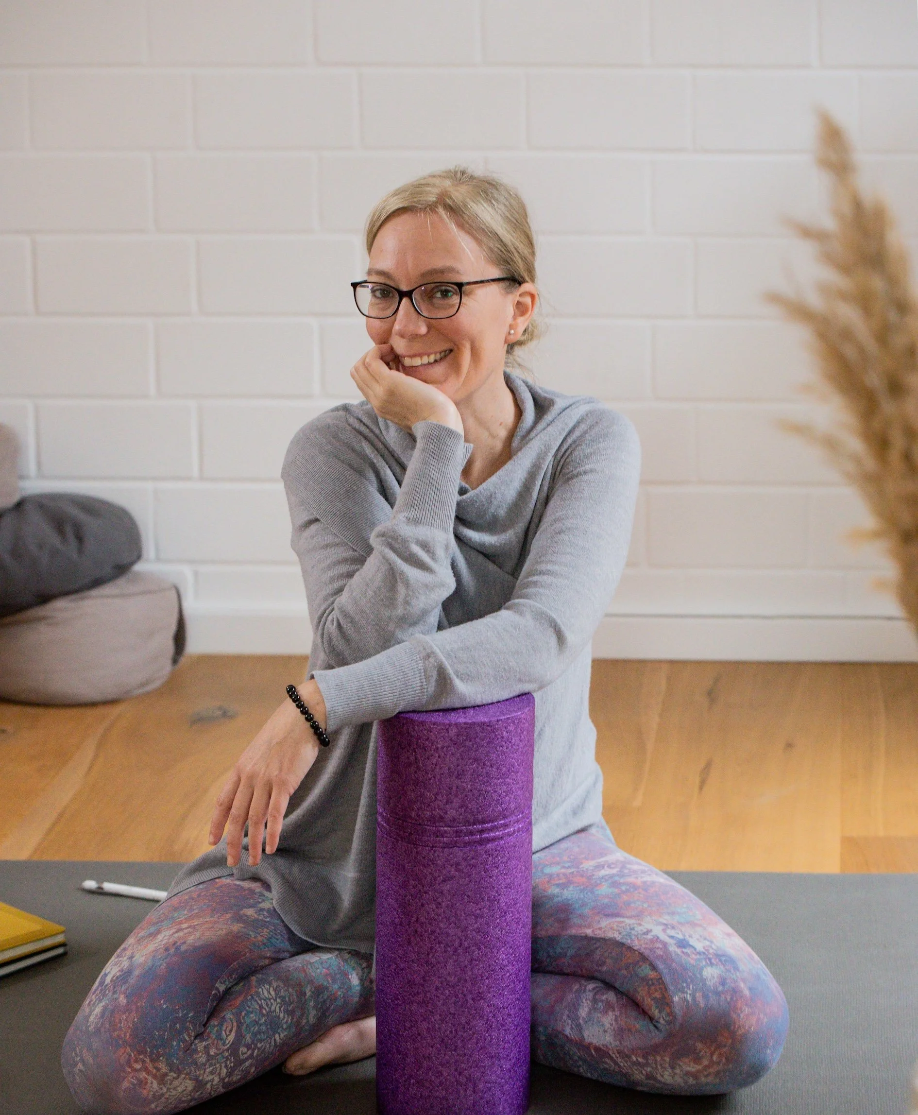 Daniela Meinl beim Yoga-Unterricht