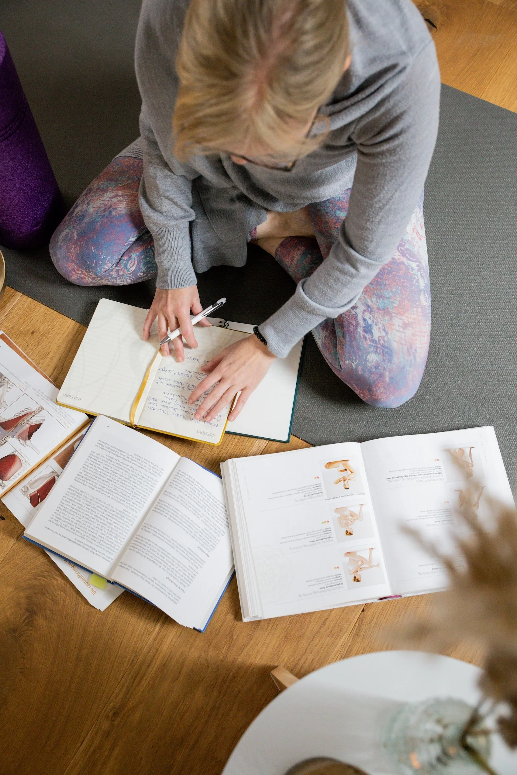 Yogalehrende Person beim Studium der Faszien